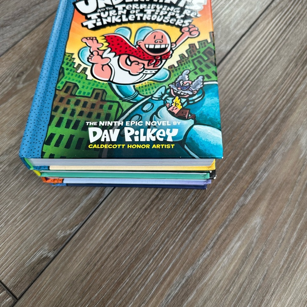 CAPTAIN UNDERPANTS 4 Books - Picture 9 of 10
